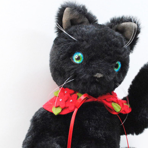 黒猫のぬいぐるみ 紫色の耳と目 黒猫ちゃんぬいぐるみ】イラストレーターめがてるが描く黒猫