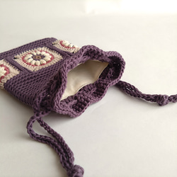 フラワーモチーフの巾着ポーチ・ダークバイオレット色　手編み　かぎ針編み　クロシェ　コットン糸　内布付き 4枚目の画像