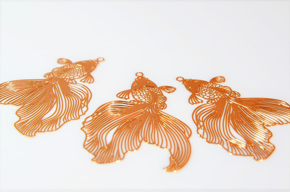 【極薄極細】金魚チャーム/高品質銅素材使用デコパーツ　１個　ハンドメイド素材 3枚目の画像