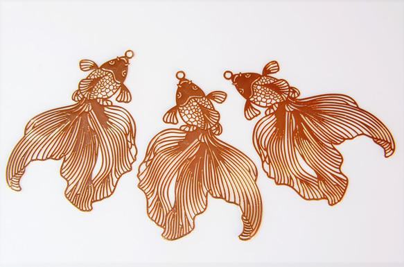 【極薄極細】金魚チャーム/高品質銅素材使用デコパーツ　１個　ハンドメイド素材 2枚目の画像