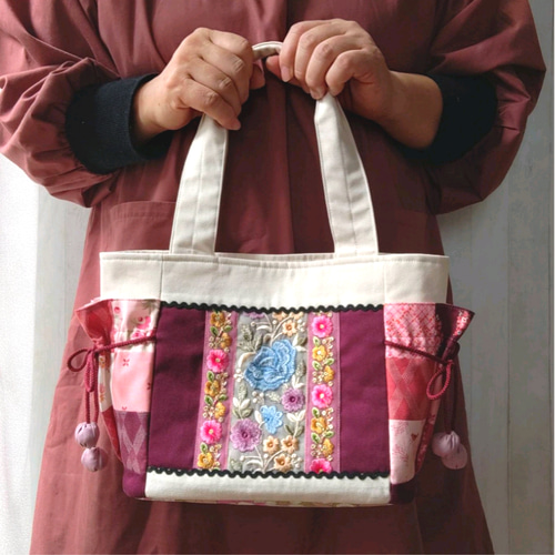 春夏のトートバッグ(生成＆くすみピンク)☆パッチワークと刺繍