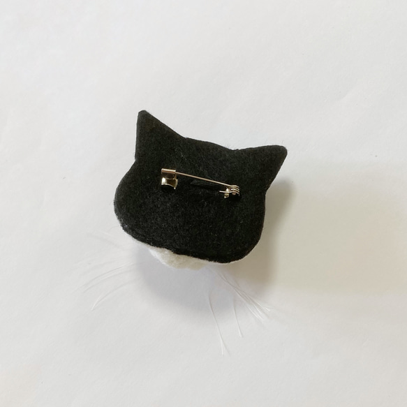羊毛フェルト 猫ブローチ 黒ぶち 5枚目の画像