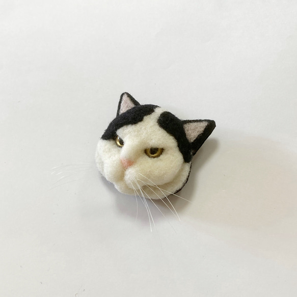 羊毛フェルト 猫ブローチ 黒ぶち 2枚目の画像