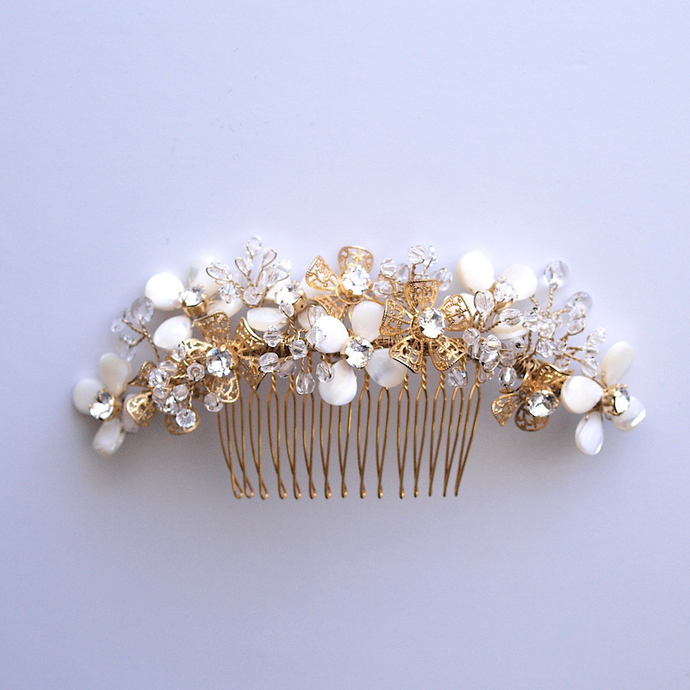 白蝶貝と金色の花のヘッドドレス- 華やかな輝きが魅力  ブライダル ウェディング 和装 卒業式