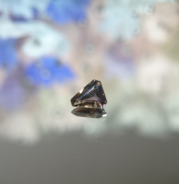 アキシナイト  ブルーティントアキシナイト  0.75ct  ⭐2112  kiraboshigem 1枚目の画像