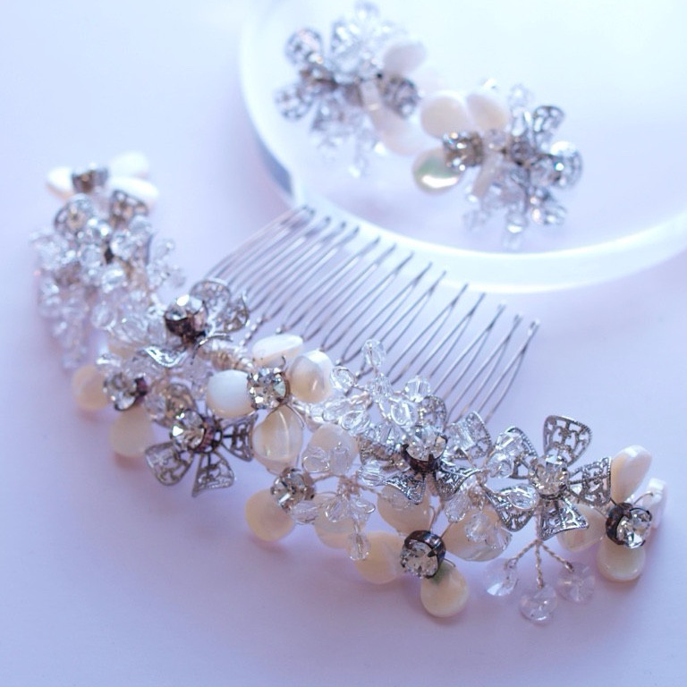 白蝶貝と銀色の花のヘッドドレス- 華やかな輝きが魅力  ブライダル ウェディング 和装 卒業式