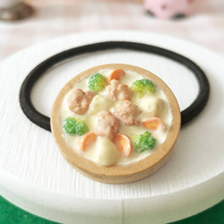 [ヘアゴム] クリームシチュー　ミニチュア　フェイクフード　食べ物　ヘアゴム　個性的　おしゃれ　かわいい　プチギフト 1枚目の画像