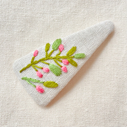 手刺繍のパッチンピン　春のつぼみ 2枚目の画像