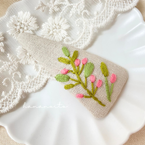 手刺繍のお花パッチンピン 春のつぼみ ヘアピン hananoito 通販