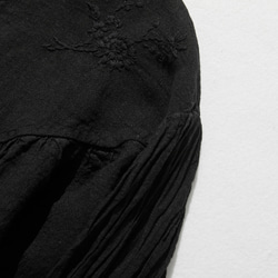 ナチュラルなシワ感が特徴な製品染め加工のブラウス　刺繍入りブラウス　リネン100％　ブラック　240315-1 3枚目の画像