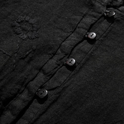 ナチュラルなシワ感が特徴な製品染め加工のブラウス　刺繍入りブラウス　リネン100％　ブラック　240315-1 6枚目の画像