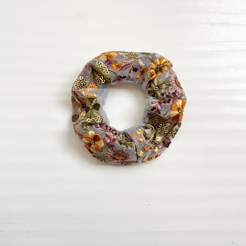 小さめ＊キッズにも＊インド刺繍リボンで作ったシュシュ シュシュ