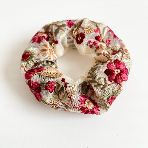 ハンドメイドシュシュM-4068♡サンドブラウンジョーゼット♡刺繍リボン付♡ ハンドメイドシュシュM-4068♡サンドブラウンジョーゼット♡刺繍リボン