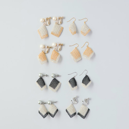 小さなワイヤーの四角形のピアス／イヤリング[シルバー×ブラック] 超 