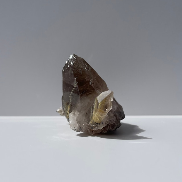 ブラジル産 Rutilated Quartz【ルチルクォーツ 原石】鉱物 天然石 自立 針金入り水晶 3枚目の画像