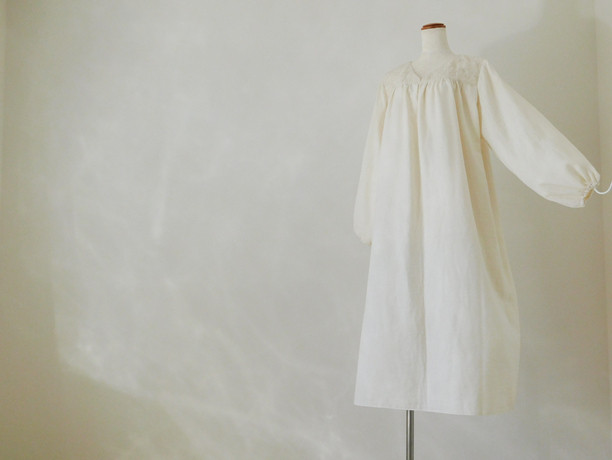 アンティークドレス風～ボタニカル刺繍がクラシカルな雰囲気☆やわらかダブルガーゼのナイトウエア・エクリュ