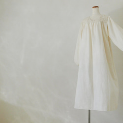 アンティークドレス風～ボタニカル刺繍がクラシカルな雰囲気☆やわらかダブルガーゼのナイトウエア・エクリュ 1枚目の画像