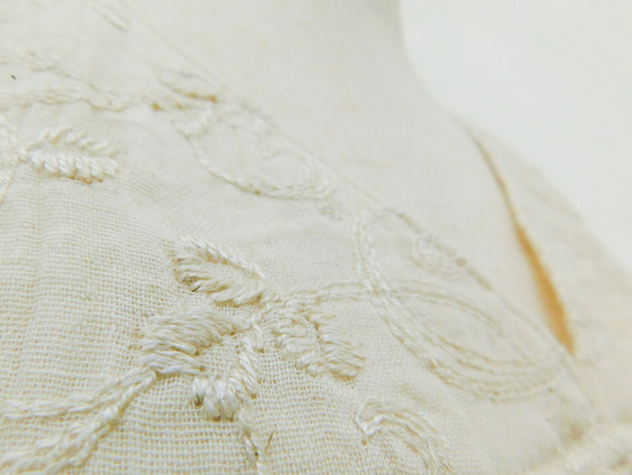 アンティークドレス風～ボタニカル刺繍がクラシカルな雰囲気☆やわらかダブルガーゼのナイトウエア・エクリュ 5枚目の画像