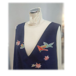 340　鳥模様の紬着物リメイク　ジャンパースカート　Aラインシルエット　世界に1着のみ　　紺色　ゆったりサイズ 4枚目の画像