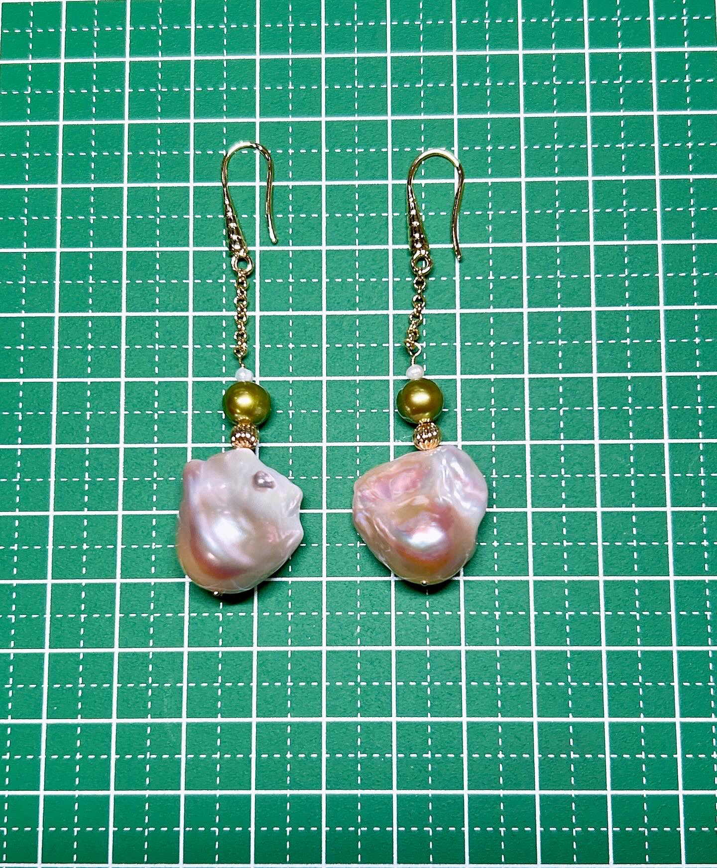 一点物14kgf☆レア！大粒オレンジ〜オーロラパープル！オイスターバロックパールの和風チェーン一粒ピアス