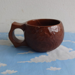 由來自禦倉島瓜島的一塊木頭雕刻而成的咖啡杯。 第11張的照片