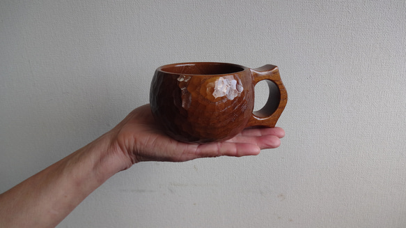 由來自禦倉島瓜島的一塊木頭雕刻而成的咖啡杯。 第4張的照片