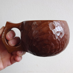 由來自禦倉島瓜島的一塊木頭雕刻而成的咖啡杯。 第5張的照片