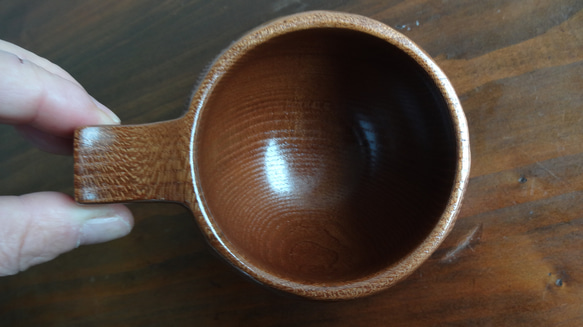 由來自禦倉島瓜島的一塊木頭雕刻而成的咖啡杯。 第10張的照片