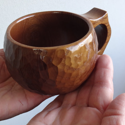 由來自禦倉島瓜島的一塊木頭雕刻而成的咖啡杯。 第6張的照片