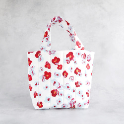 春のお出かけに♪quilting totebag（ブルーとレッドのまあるいお花たち） 1枚目の画像