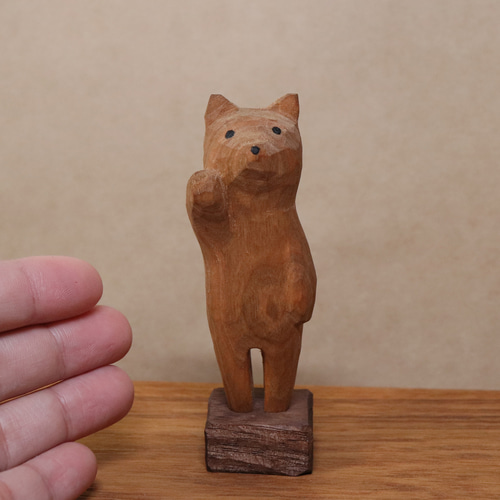 素晴らしい品質 木彫り 招き猫（右手）ネコの置物（木材：チェリー/ウォルナット その他