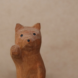 木彫り 招き猫（右手）ネコの置物（木材：チェリー/ウォルナット）（No.N0001） 3枚目の画像