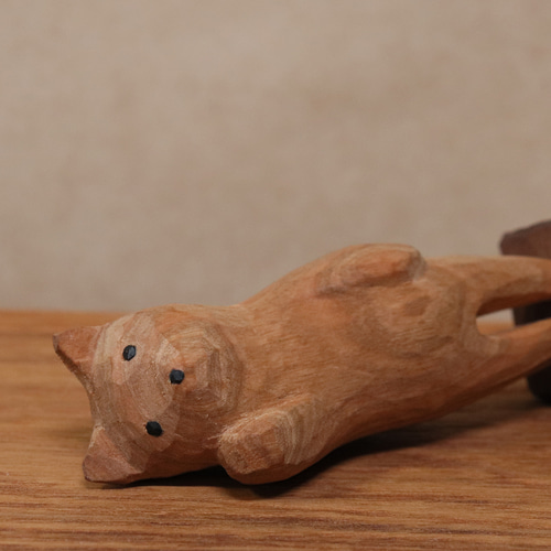 木彫り 招き猫（右手）ネコの置物（木材：チェリー/ウォルナット）（No