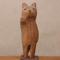 木彫り 招き猫（右手）ネコの置物（木材：チェリー/ウォルナット）（No.N0002） 1枚目の画像