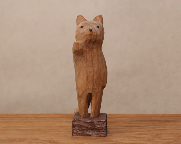 木彫り 招き猫（右手）ネコの置物（木材：チェリー/ウォルナット）（No.N0002） 2枚目の画像