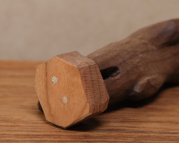 木彫り 招き猫（右手）ネコの置物（木材：ウォルナット/チェリー）（No.N0003） 12枚目の画像