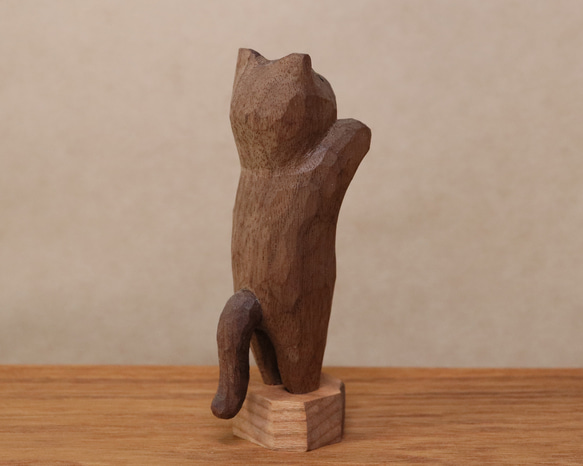木彫り 招き猫（右手）ネコの置物（木材：ウォルナット/チェリー）（No.N0003） 8枚目の画像