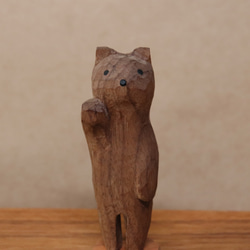 木彫り 招き猫（右手）ネコの置物（木材：ウォルナット/チェリー）（No.N0003） 3枚目の画像