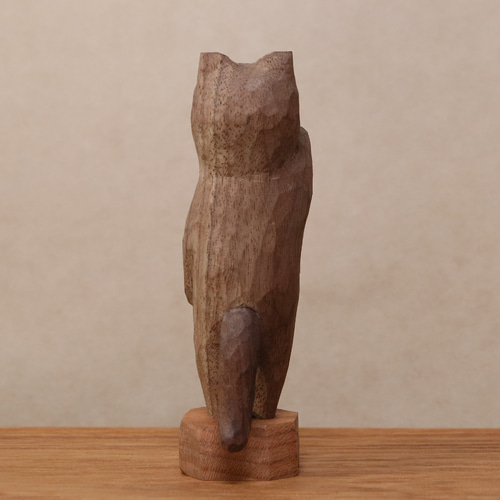 木彫り 招き猫（右手）ネコの置物（木材：ウォルナット/チェリー）（No