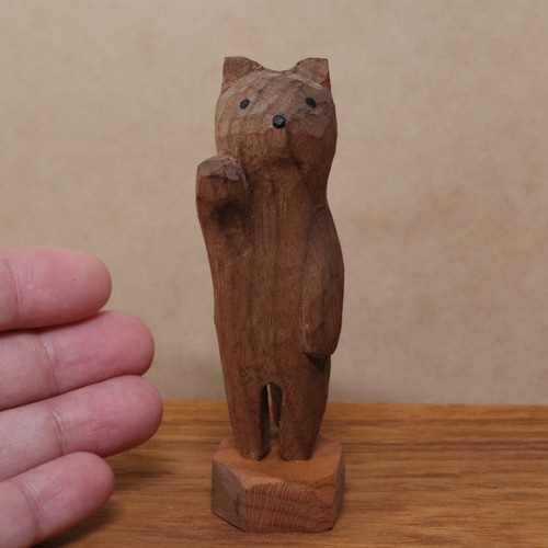 木彫り 招き猫（右手）ネコの置物（木材：ウォルナット/チェリー）（No
