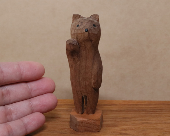 木彫り 招き猫（右手）ネコの置物（木材：ウォルナット/チェリー）（No.N0003） 13枚目の画像