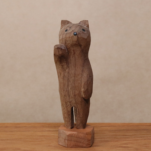 木彫り 招き猫（右手）ネコの置物（木材：ウォルナット/チェリー）（No