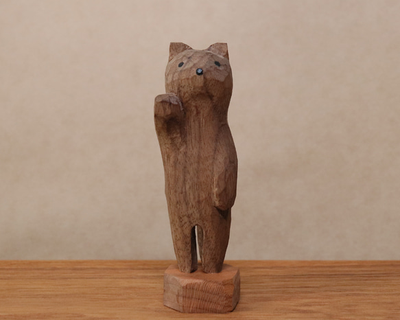 木彫り 招き猫（右手）ネコの置物（木材：ウォルナット/チェリー）（No.N0003） 2枚目の画像