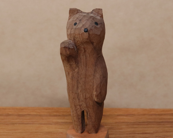 木彫り 招き猫（右手）ネコの置物（木材：ウォルナット/チェリー）（No.N0003） 1枚目の画像
