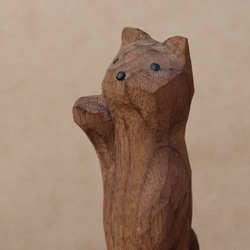 木彫り 招き猫（右手）ネコの置物（木材：ウォルナット/チェリー）（No.N0003） 4枚目の画像