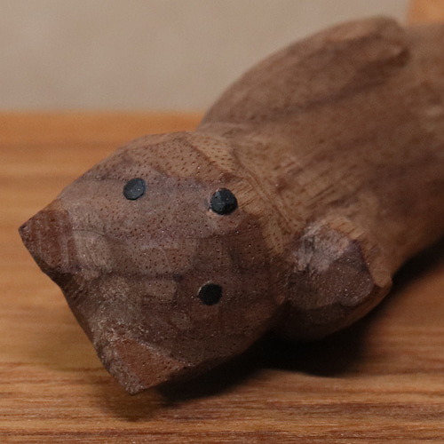 木彫り 招き猫（右手）ネコの置物（木材：ウォルナット/チェリー）（No