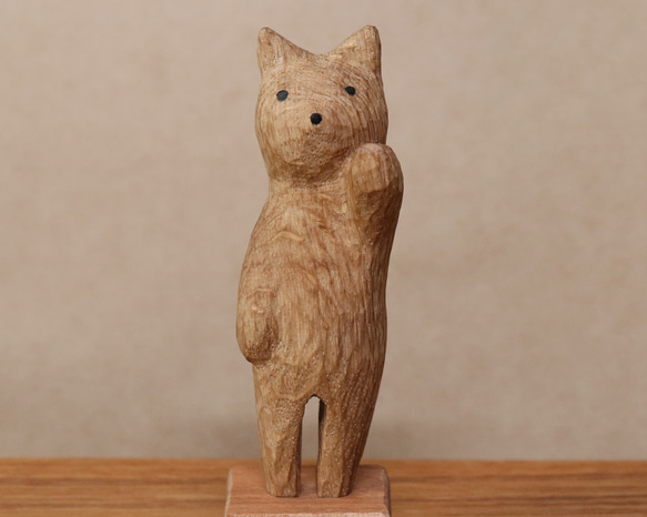 木彫り 招き猫（左手）ネコの置物（木材：水楢/チェリー）（No.N0004） 1枚目の画像