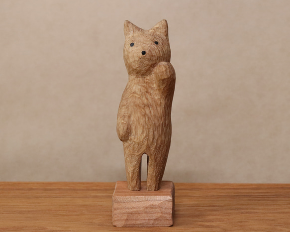 木彫り 招き猫（左手）ネコの置物（木材：水楢/チェリー）（No.N0004） 2枚目の画像