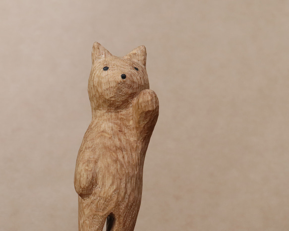 木彫り 招き猫（左手）ネコの置物（木材：水楢/チェリー）（No.N0004） 16枚目の画像