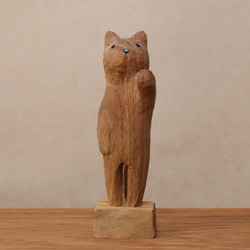 木彫り 招き猫（左手）ネコの置物（木材：胡桃/山桜）（No.N0005） 2枚目の画像